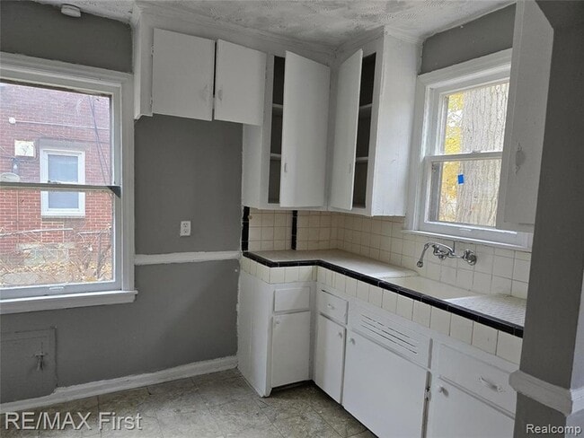 Building Photo - 8239 Manor