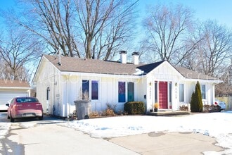 Building Photo - 2 Bedroom One Bath Duplex with garage