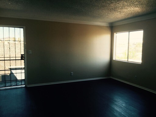 Building Photo - 1110 S Kenmore Ave