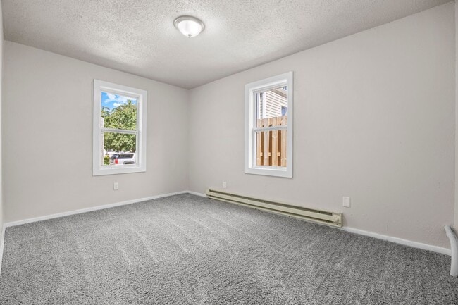 Building Photo - Update 1 bedroom Home with Fenced in Yard