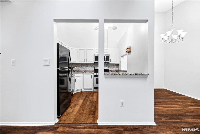 Building Photo - 556 Holly Ct