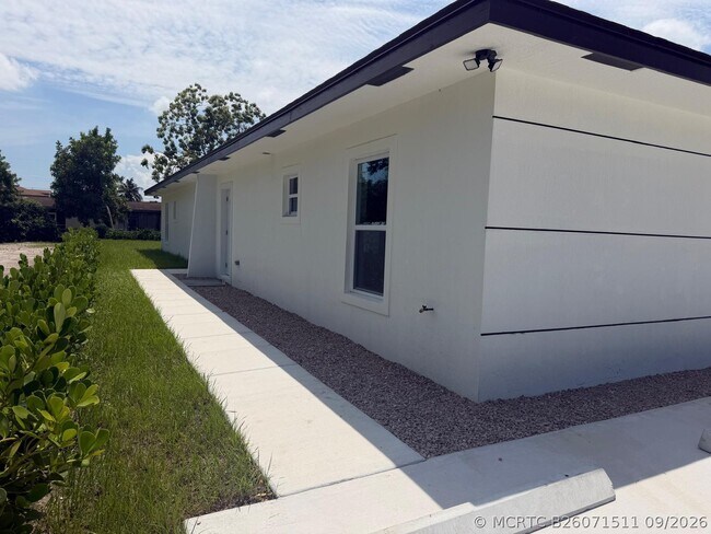 Building Photo - 4880 Alberta Ave