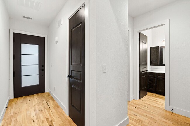 Building Photo - Two Bedroom Twin Villa with Attached 1-Car...