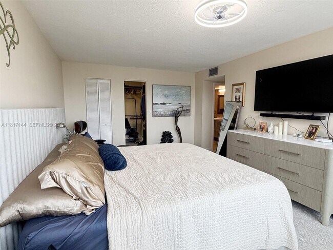 Building Photo - 800 Parkview Dr