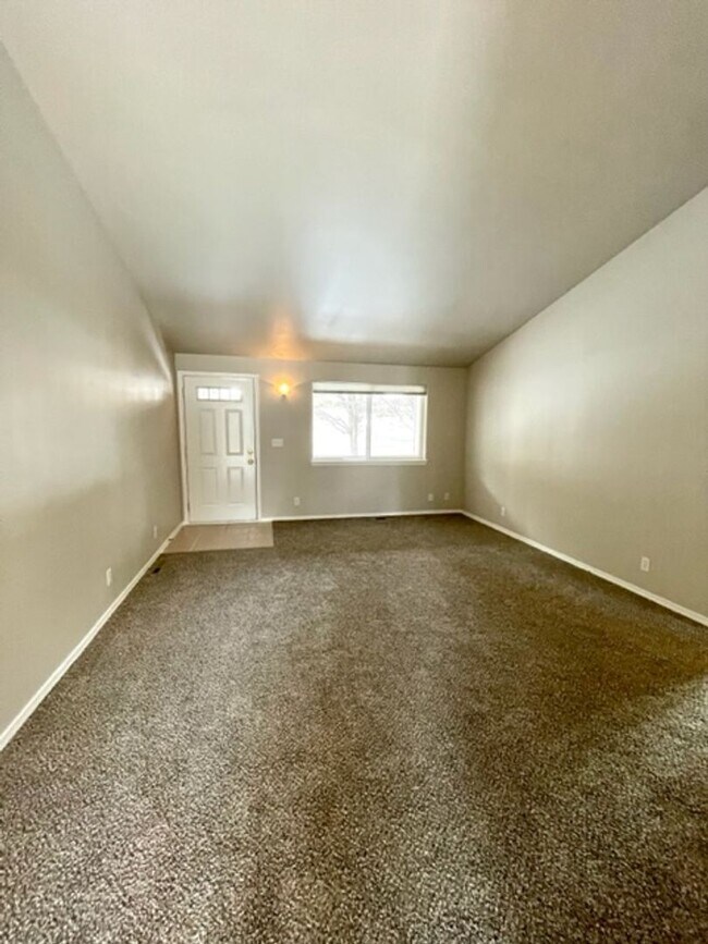 Building Photo - Beautiful 3 Bedroom Single Level home near...