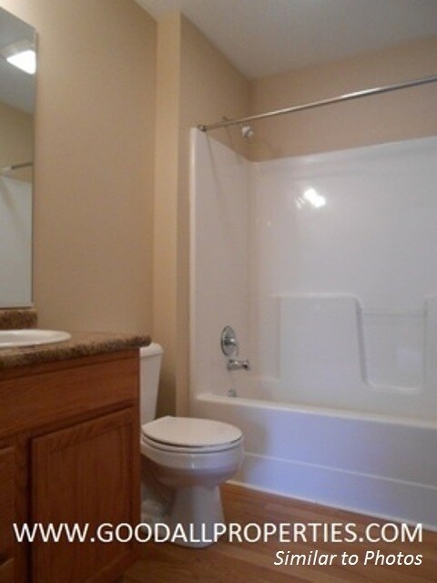 Building Photo - 2 Bedroom, 2.5 Bath Townhome in Urbandale with 2-Car Attached Garage