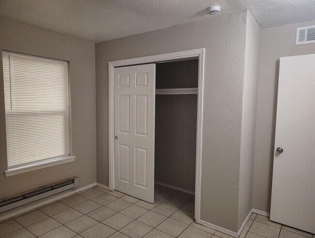 Building Photo - COMING SOON - Recently updated 2 bed -1 bath aprox 800 sq ft 2nd and Montano