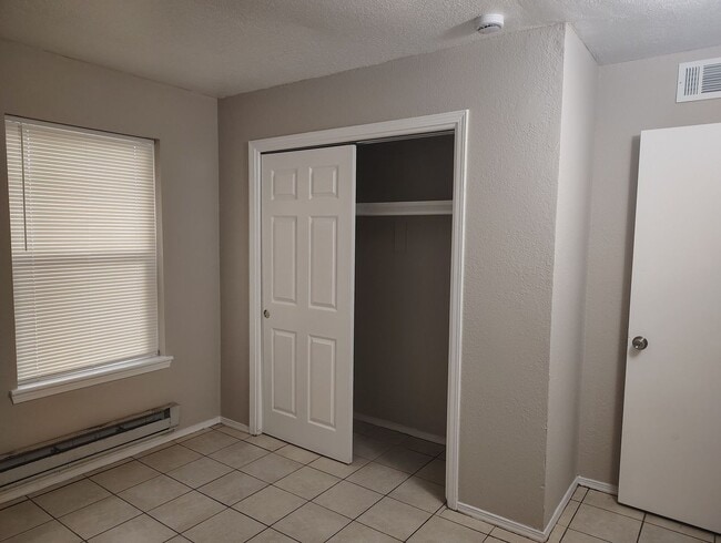 Building Photo - Recently updated 2 bed -1 bath aprox 800 sq ft 2nd and Montano