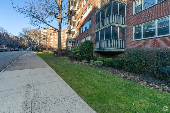 Building Photo - Garth Essex