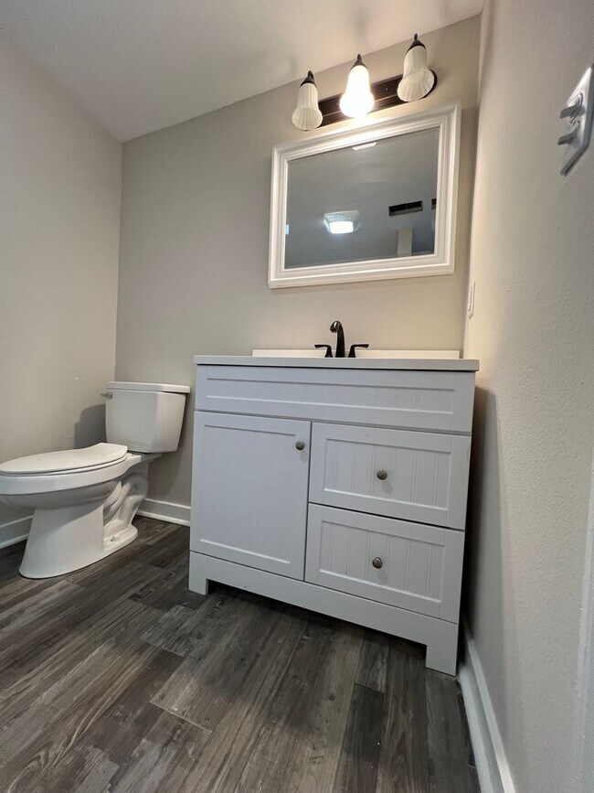 Building Photo - 908 N Main St