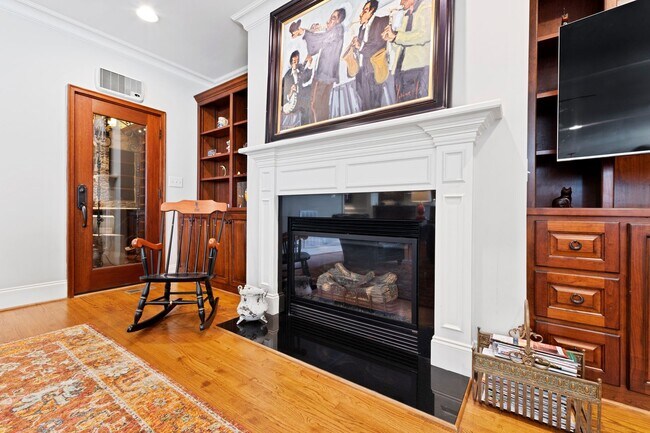 Building Photo - Elegant 5 bedroom home in Bedford!