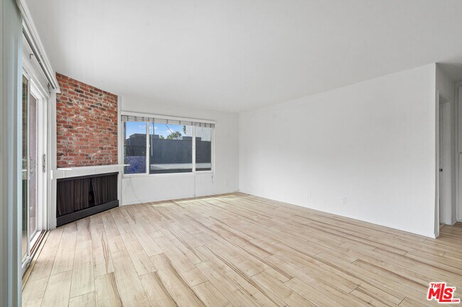 Building Photo - 10 19th Ave