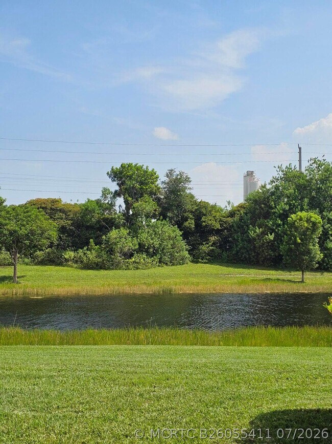 Building Photo - 1049 Golden Lakes Blvd
