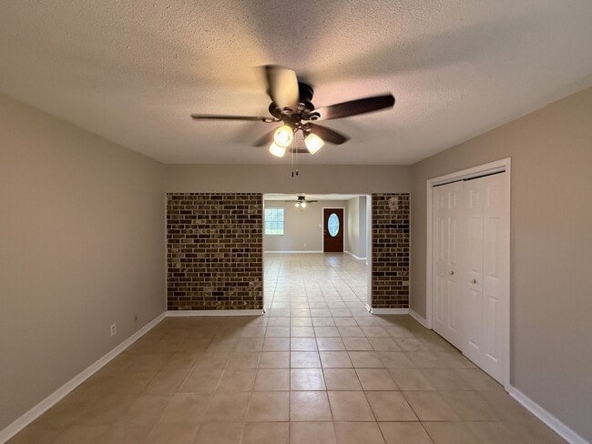 Building Photo - Well maintained 3 bedroom 2 bath home avai...