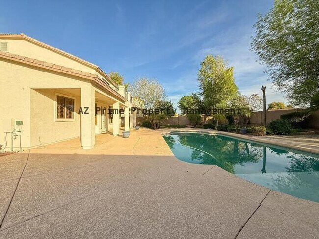 Building Photo - 10445 W Windsor Ave