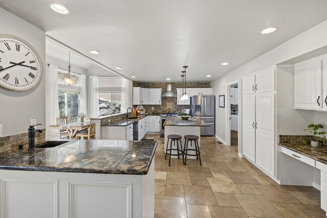 Building Photo - Spacious 6-Bedroom Broadmoor Rental with M...