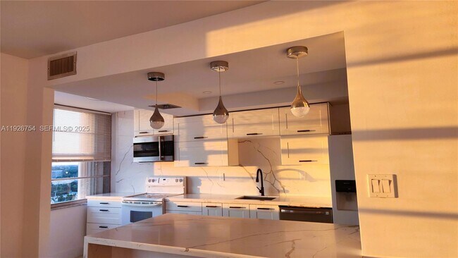 Building Photo - 18051 Biscayne Blvd