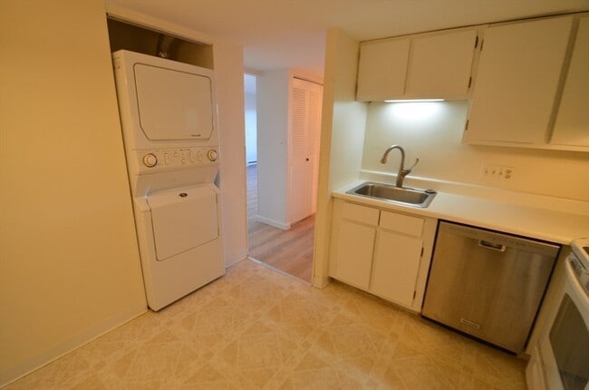 Building Photo - 51 Melrose St