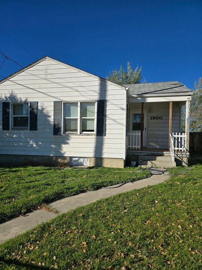 Building Photo - 2 Bedroom House w/ Detached Garage
