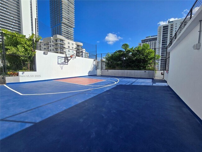 Building Photo - 700 NE 24th St