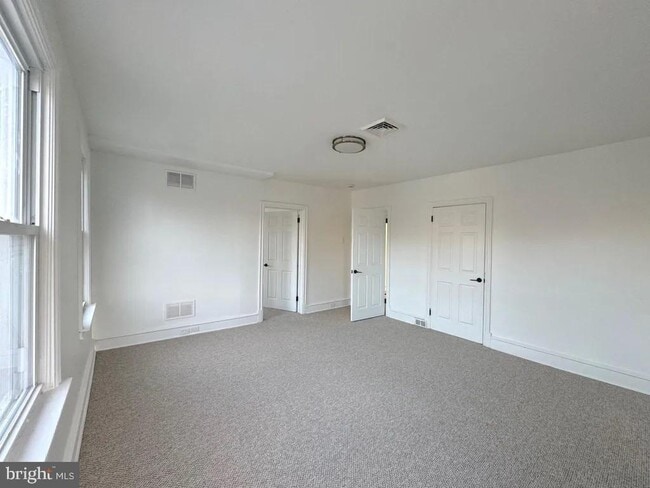 Building Photo - 1121 Rosedale Ave