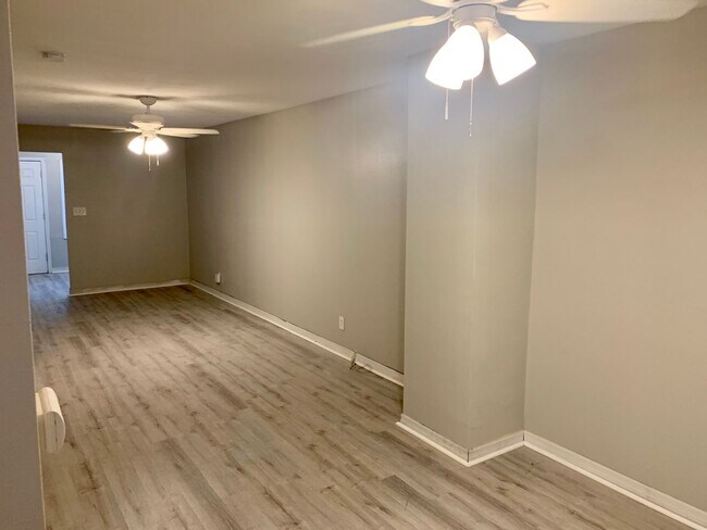 Building Photo - 2 BED 1  BATH DUPLEX MINUTES FROM DOWNTOWN ST PETERSBURG!