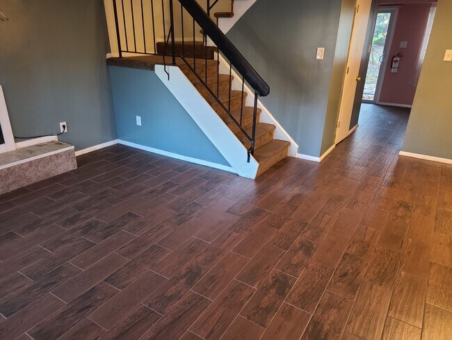 Building Photo - 137 Chelsea Cir