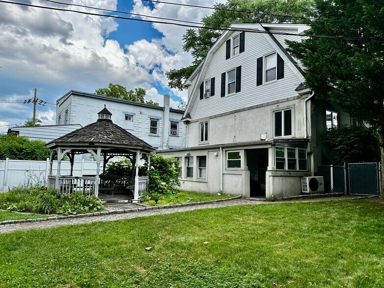 Use of yard - 1585 Bergen Blvd