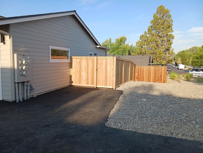 Building Photo - Fantastic Brand New 1 Bedroom Townhouse