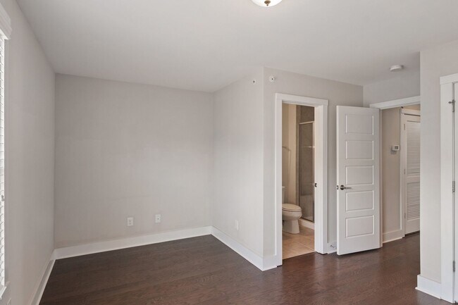 Building Photo - Spacious 3 Bed / 3.5 Bath Townhome Near Raleigh Iron Works & 440!