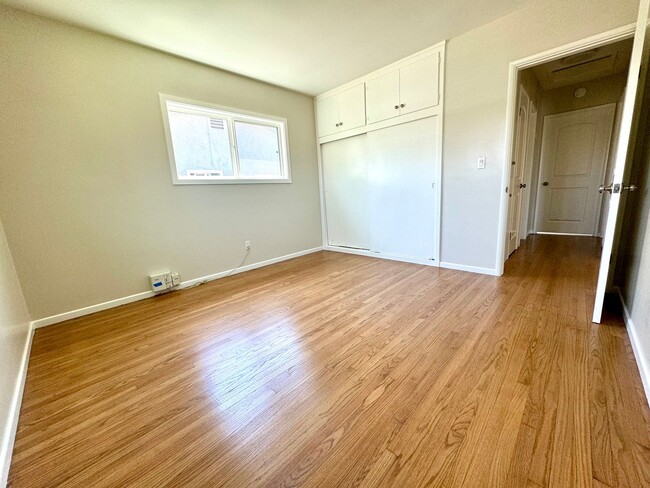 Building Photo - Charming 3 bedroom, 2 bath completely remo...