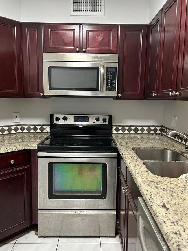 Building Photo - 211 Lake Pointe Dr