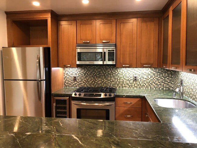 Building Photo - Spacious 3 + 2 Ocean View Condo - Prime Corner Location.