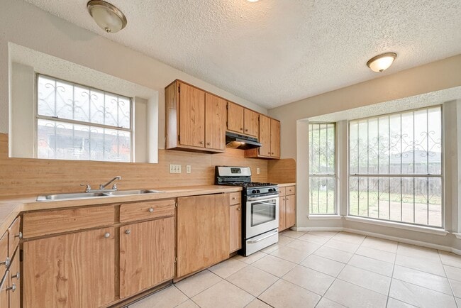 Building Photo - Spacious 4 Bedroom Home With Large Backyard!