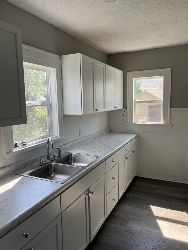 Building Photo - Newly Renovated 2 bedroom / 1 bathroom hou...