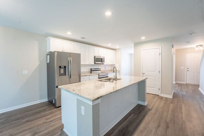Building Photo - 257 Cromer St