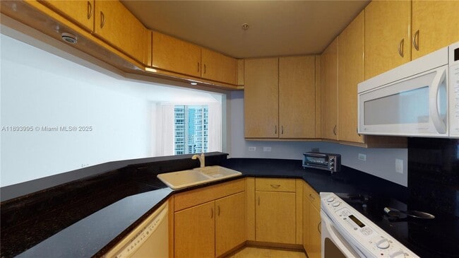 Building Photo - 801 Brickell Key Blvd