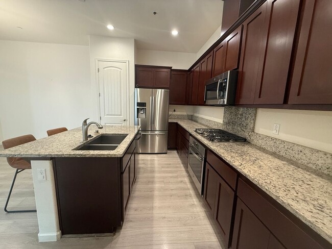 Building Photo - Spacious 3 bed 2.5 bath available in North...