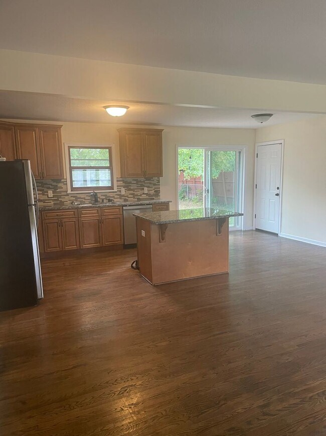 Building Photo - Crystal Home For Rent