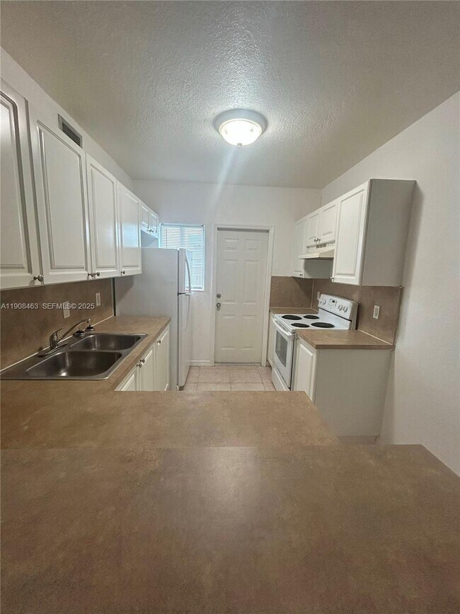 Building Photo - 1945 Calais Dr