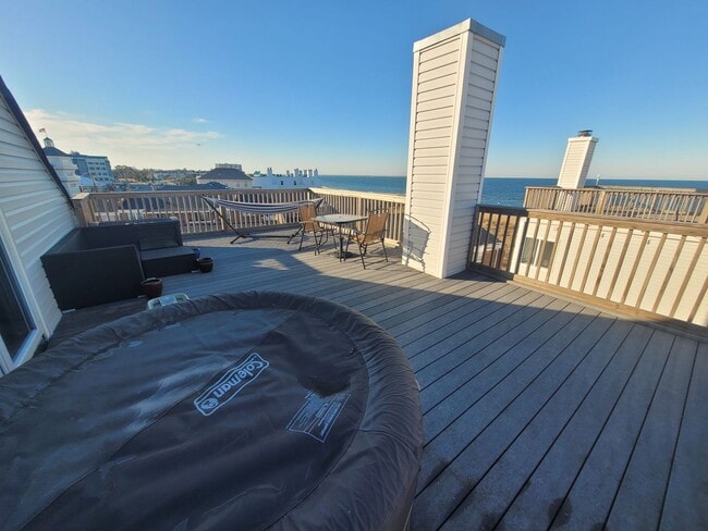 Building Photo - 2 Bedroom, 2.5 Bath Condo with with Ocean ...