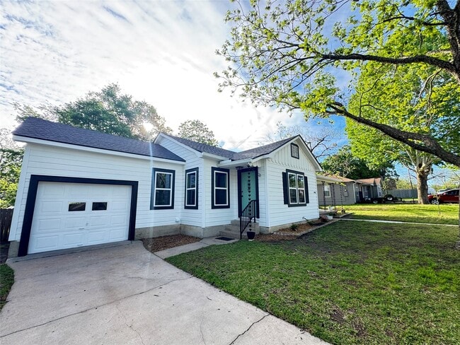 Building Photo - 1901 Marjorie St