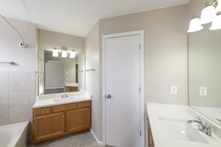 Building Photo - 4074 S Kirk Ct