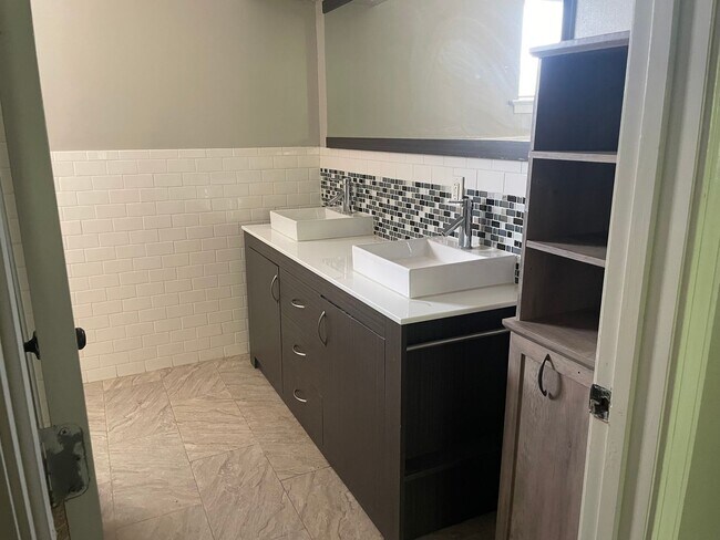Building Photo - 3 BR 2.5 bath - Gonzales