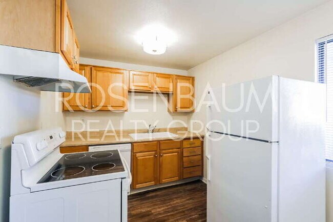 Building Photo - 455 W Kelso St