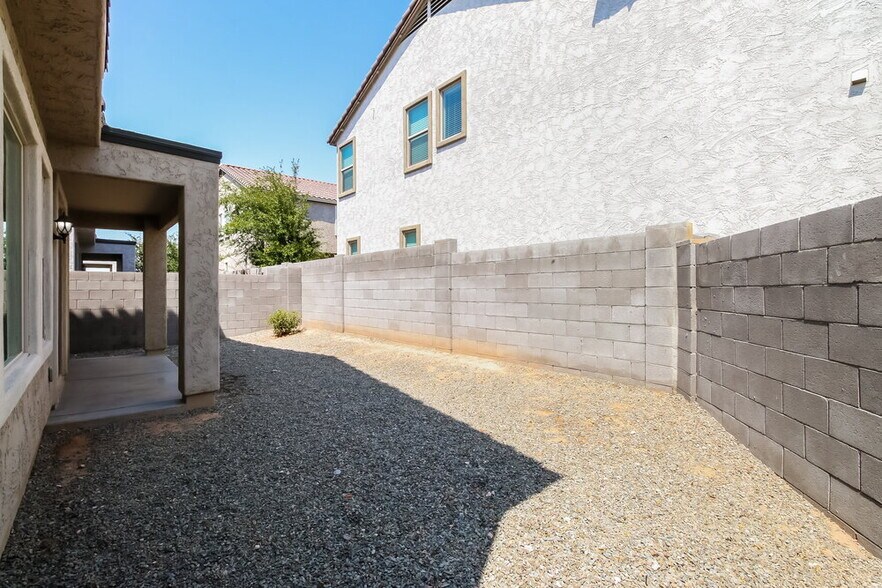 Building Photo - 1945 N Arroya Rd