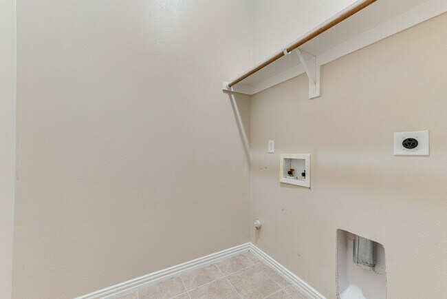 Building Photo - 621 Tumbleweed Dr