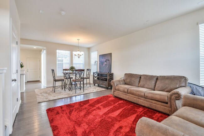 Building Photo - Beautiful 2-Bedroom, 2.5-Bath Townhome in ...