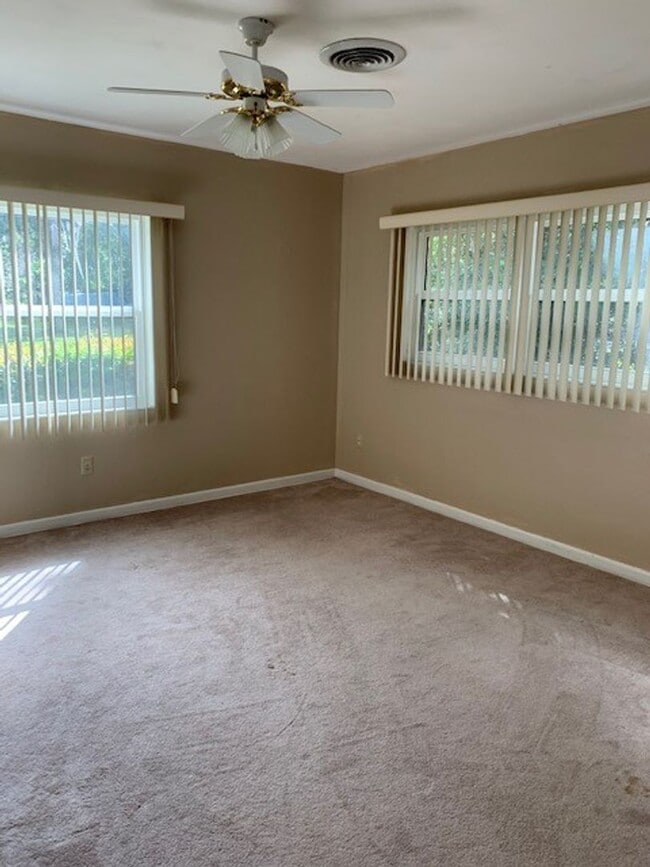 Building Photo - 4/3 Home in Heart of Umatilla!