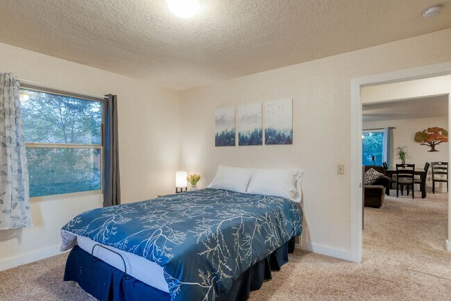 Building Photo - Fully Furnished 3BD + Den/2BA, Convenientl...
